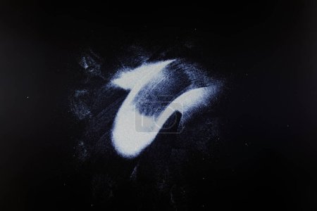 Foto de Polvo blanco abstracto sobre un fondo negro. - Imagen libre de derechos
