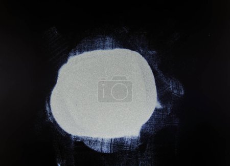 Téléchargez les photos : Poussière blanche abstraite sur fond noir. - en image libre de droit