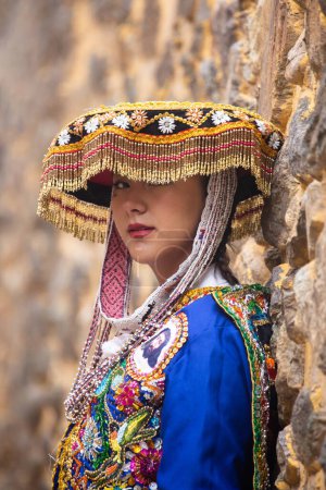 Foto de Hermosa chica con vestido tradicional de la cultura andina peruana. Chica joven en la ciudad de Ollantaytambo en el Valle Sagrado de los Incas en Cusco Perú. - Imagen libre de derechos