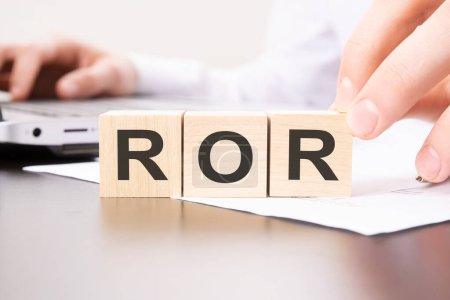 Holzblöcke mit ROR-Text - auf Tischhintergrund. Finanz-, Marketing- und Geschäftskonzepte