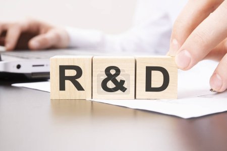 Holzblöcke mit RD-Text - auf Tischhintergrund. Finanz-, Marketing- und Geschäftskonzepte