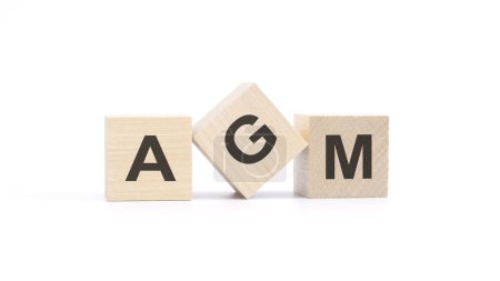 palabra AGM hecha con bloques de madera, fondo blanco.