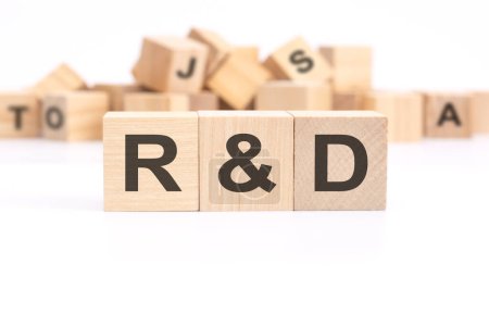 Text R und D - Forschung und Entwicklung - geschrieben auf Holzwürfeln auf weißem Hintergrund