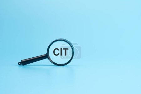 Téléchargez les photos : Texte CIT sur loupe sur fond bleu, concept d'entreprise - en image libre de droit