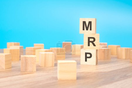 MRP - abreviatura de Marketing Research Planning - escrito en un cubo de madera, concepto de negocio. fondo azul