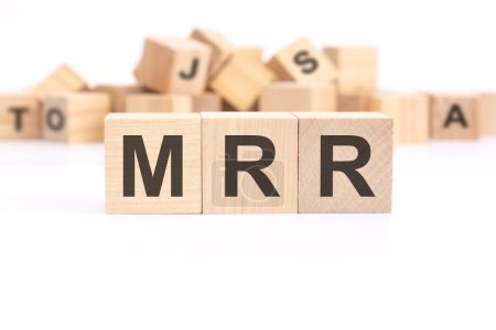 Text MRR auf Holzblöcken mit Buchstaben auf weißem Hintergrund