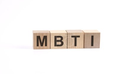 Text MBTI auf Spielzeugwürfeln auf weißem Hintergrund.