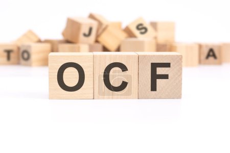 Text OCF auf Holzblöcken mit Buchstaben auf weißem Hintergrund