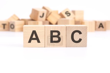 texte ABC - Toujours fermer - écrit sur des cubes de bois sur fond blanc