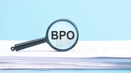Lupe mit Text BPO steht für Chief Marketing Officer, blauer Hintergrund