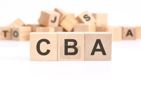 texto CBA - Análisis de costo-beneficio - escrito en cubos de madera sobre fondo blanco