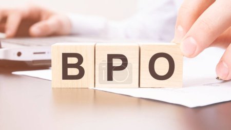 Holzblöcke mit BPO-Text - Business Process Outsourcing - auf weißem Tischhintergrund. Finanz-, Marketing- und Geschäftskonzepte