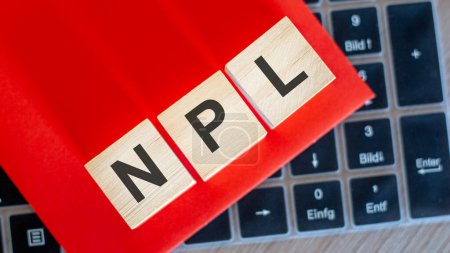 auf Tastatur-Notizbuchwürfeln mit der Aufschrift - NPL, roter Hintergrund. Finanz- und Wirtschaftskonzept.