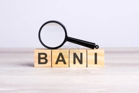 Lupe und Holzbausteine mit dem Text: BANI. kann für Geschäfts-, Marketing- und Bildungskonzepte verwendet werden