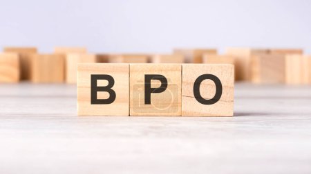 BPO - Akronym-Konzept, geschrieben auf Holzwürfeln oder -blöcken auf hellgrauem Hintergrund