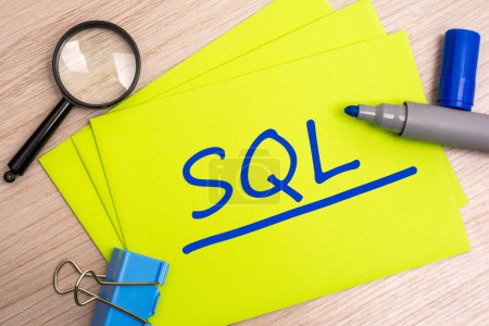 SQL - Sales Qualified Lead - Akronym Textkonzept mit blauem Marker auf gelber Karte