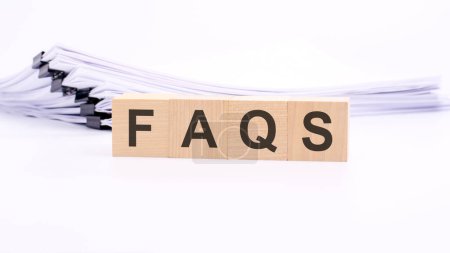 Foto de Cubos de madera con texto FAQS sobre mesa blanca - Imagen libre de derechos
