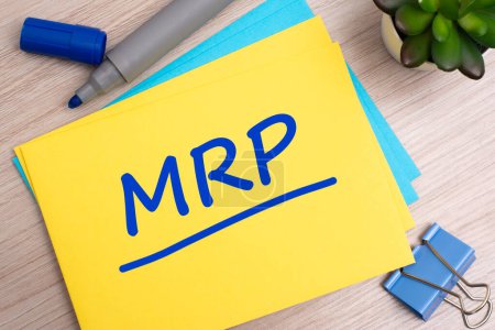 MRP - Marketing Research Planning - concepto de texto acrónimo con marcador azul en tarjeta amarilla
