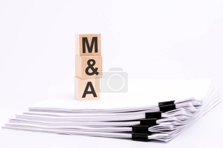 Foto de Cubos de madera con texto m y una mesa en blanco - Imagen libre de derechos