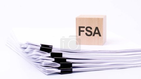 FSA sobre bloques de madera sobre fondo blanco