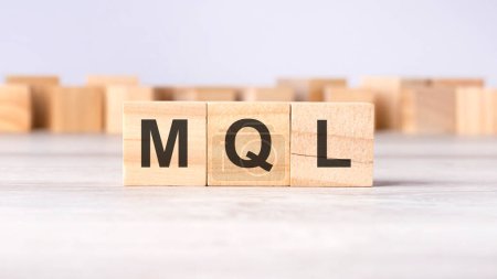 MQL - concepto acrónimo escrito sobre cubos o bloques de madera sobre un fondo gris claro