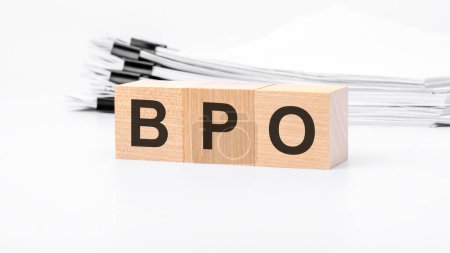 BPO Holzwürfel Wort auf weißem Hintergrund. BPO - Business Process Outsourcing Konzepte