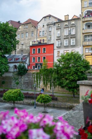 Téléchargez les photos : Paysage urbain d'une vieille ville du soir en Pologne - en image libre de droit