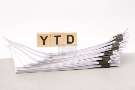 concept de mot YTD sur des blocs de bois, fond blanc