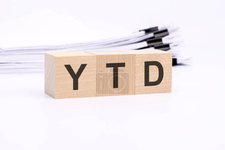 YTD-Symbol. Konzeptwort "YTD - von Jahr zu Jahr" auf Würfeln auf weißem Hintergrund aus Büropapier. Geschäfts- und YTD-Konzept.
