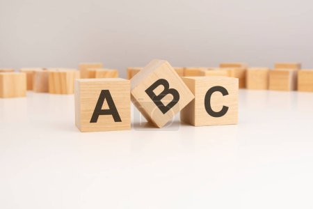 ABC - Siempre estar cerrando, concepto de palabra en bloques de madera, texto, letras
