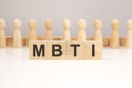 MBTI - aus Holzblöcken zusammengesetztes Wort Buchstaben auf weißem Hintergrund, Kopierraum für Text