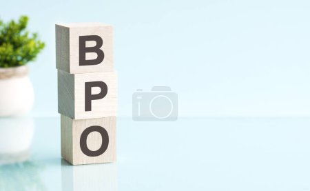 BPO - Text auf Holzklötzen auf Holzgrund. Geschäftskonzept.