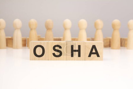 Téléchargez les photos : OSHA - mot composé de cubes de bois lettres sur fond blanc, espace de copie pour le texte - en image libre de droit