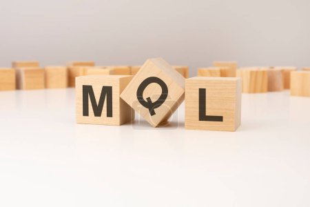 MQL - Abkürzung für Marketing qualifiziertes Blei, Wortkonzept auf Holzklötzen, Text, Buchstaben