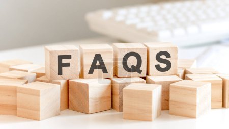 Foto de Cubos de madera con la palabra FAQS sobre fondo blanco. concepto de pregunta frecuente - Imagen libre de derechos