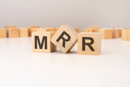 MRR, Wortkonzept auf Holzklötzen, Textbuchstaben