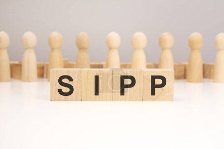 sipp - Wort komponiert aus Holzwürfeln Buchstaben auf weißem Hintergrund, Kopierraum für Text