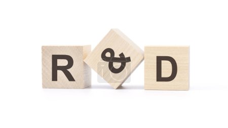 I + D - símbolo de investigación y desarrollo. Bloques de madera con texto R y D. Fondo blanco