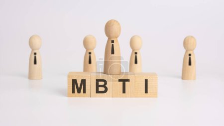Holzwürfel mit den Buchstaben MBTI auf dem Tisch. Psychologische Studie und Forschungskonzept. Persönlichkeitstypologie. Psychologie-Test für menschliche Typen