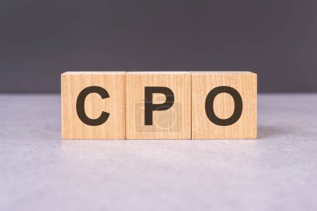 CPO - acronyme de blocs de bois avec lettres, vue de dessus sur fond noir