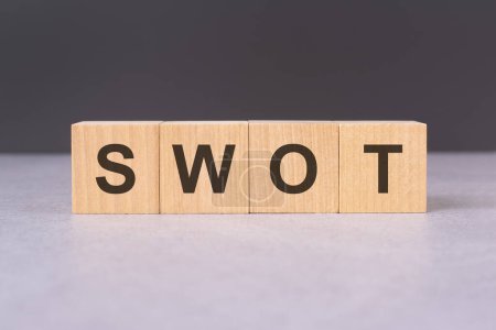 swot - texto de bloques de madera con letras, vista superior sobre fondo negro