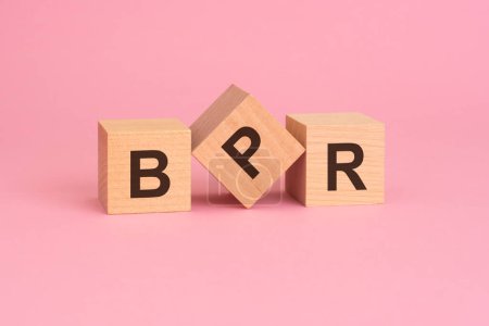 BPR - Symbol für die Reorganisation von Geschäftsprozessen. Konzeptwort BPR auf Holzwürfeln. schönen rosa Hintergrund. Business und BPR-Konzept