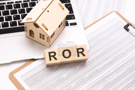 Die Würfel für ROR (Rate Of Return) unterstreichen einen strategischen Fokus auf die Beurteilung der Rentabilität und Effizienz dieser Bestrebungen.