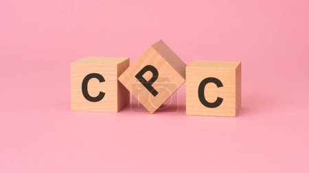 CPC - Kosten pro Klick-Symbol. Konzeptwort auf Holzwürfeln. schöner rosa Hintergrund