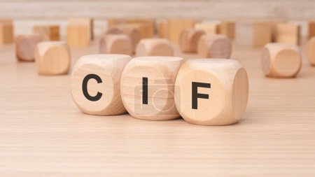das Wort CIF ist in einer modischen Schrift auf einem beigen Holzblock eingraviert. evoziert ein Gefühl von Professionalität und Modernität, was einen Fokus auf finanzielle oder unternehmensbezogene Konzepte nahelegt.