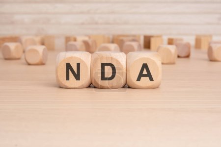 Das Wort NDA ist wunderschön in Holzwürfel geformt, jeder mit einer anderen Schrift.