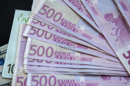 Stapel von 500-Euro-Scheinen. Geldscheine in europäischer Währung. Nahaufnahme von oben. Gehalt, Ersparnisse, Konzept der Europäischen Union zur Wirtschaftskrise