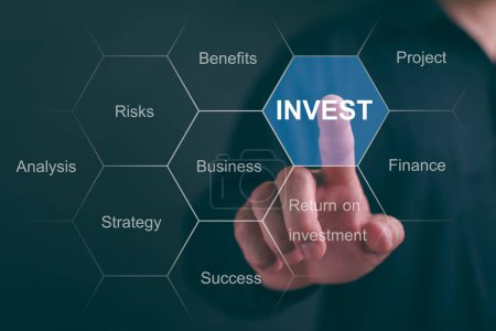 Homme d'affaires présentant la stratégie d'investissement et les avantages pour devenir un investisseur d'affaires prospère.