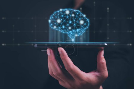 Téléchargez les photos : Cerveau représentant l'intelligence artificielle et homme d'affaires tenant tablette futuriste pour l'intelligence artificielle (IA), machine deep learning, data mining et un autre concept de technologie informatique moderne - en image libre de droit