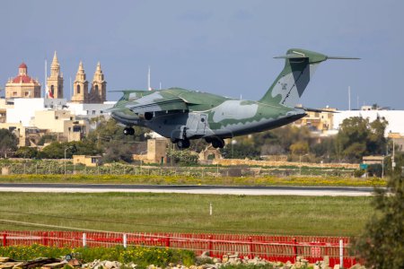 Téléchargez les photos : Luqa, Malte - 12 février 2023 : Embraer KC-390 (EMB-390) (Règl. : FAB2853) atterrir pour un arrêt technique. - en image libre de droit